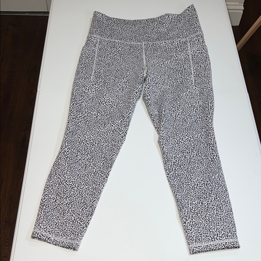 Athleta Salutation Stash Pocket Textured 7/8 Pant Size Medium
